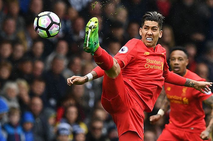 Striker Liverpool, Roberto Firminho, mengontrol bola saat melawan West Brom dalam laga lanjutan Liga Inggris 2017-2018 di Stadion The Hawthorns, West Bromwich, pada 16 April 2017.