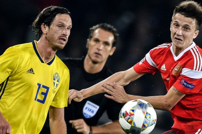 Eksoresi gelandang Swedia, Gustav Svensson (kiri), saat berduel dengan pemain Rusia, Alexander Golovin, dalam pertandingan Liga B Grup 2 UEFA Nations Leaguedi Stadion Kaliningrad, Kaliningrad, Rusia, pada Kamis (11/10/2018).