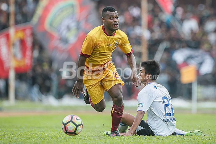 Bek sayap Sriwijaya FC, Marckho Sandy Merauje, lepas dari hadangan pemain Cilegon United dalam laga uji coba di Stadion Krakatau Steel, Cilegon, Banten Kamis (11/1/2018).