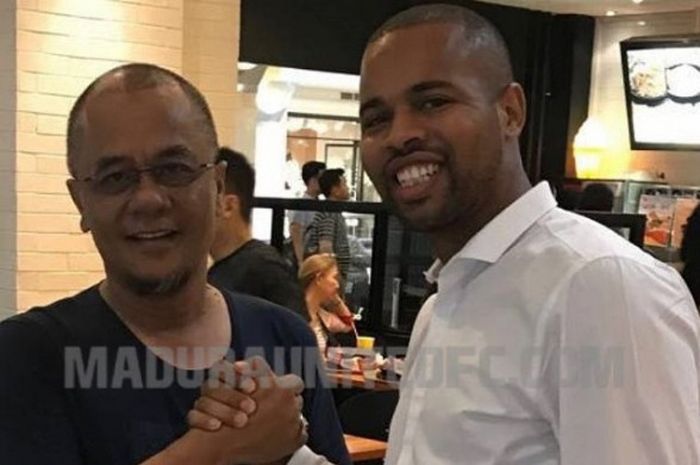 Thiago Furtuoso berjabat tangan dengan Manager Madura United, Haruna Soemitro.