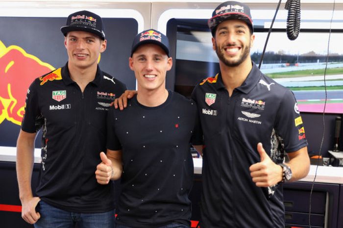 Dua pebalap tim Red Bull Racing, Max Verstappen dan Daniel Ricciardo, berfoto dengan pebalap tim KTM, Pol Espargaro.