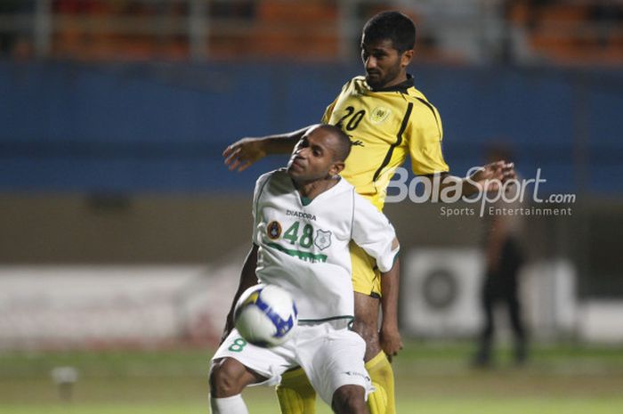 Gelandang asal Papua, Elie Aiboy, kala memperkuat PSMS Medan dalam laga Piala AFC 2009 kontra wakil Maladewa, VB Sport.