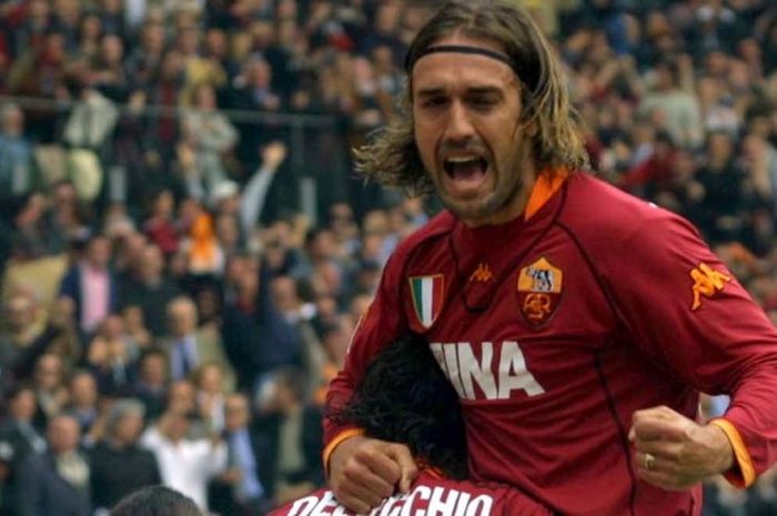 Selebrasi Gabriel Batistuta usai menjebol gawang Piacenza dalam pertandingan Serie A, 27 Januari 2002.