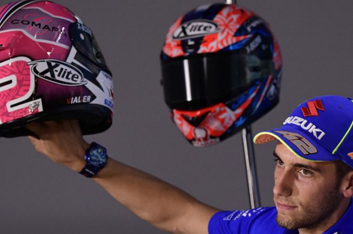 Pebalap Alex Rins memperlihatkan helm miliknya saat jumpa pers MotoGP Aragon, 21 September 2017.