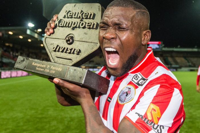 Pemain Sparta Rotterdam, Royston Drenthe, berpose bersama trofi periodetitel pertama Eerste Divisie 