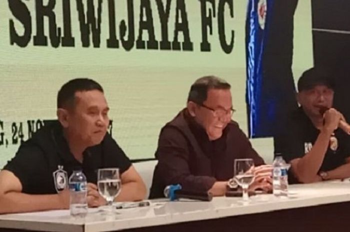 Presiden Sriwijaya FC Dodi Reza Alex Noerdin (tengah) mengumumkan perekrutan Rahmad Darmawan (kiri) di Kantor Gubernur Sumatera Selatan, Palembang, Jumat (24/11/2017).