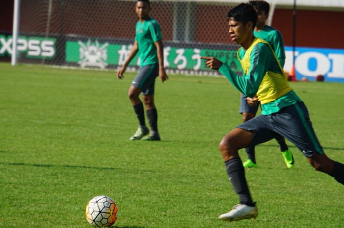 Pemain Timnas U-19 Indonesia, Irsan Lestaluhu, saat uji coba lapangan Stadion Maguwoharjo.