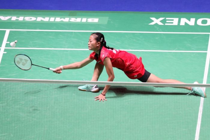 Pebulu tangkis tunggal putri nasional Indonesia, Fitriani, mengembalikan kok dari lawannya, Nozomi Okuhara, pada laga babak kedua turnamen All England Terbuka 2018 di Arena Birmingham, Birmingham, Inggris, Kamis (15/3/2018).