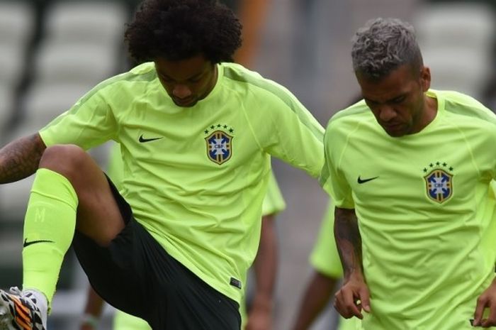 Marcelo (kiri) dan Dani Alves menjalani sesi latihan bersama tim nasional Brasil di Stadion Castelao, 16 Juni 2014.