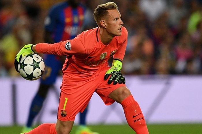 Aksi kiper FC Barcelona, Marc-Andre ter Stegen, dalam pertandingan Grup C Liga Champions 2016-2017 menghadapi Celtic FC di Stadion Camp Nou, Barcelona, Spanyol, pada 13 September 2016.