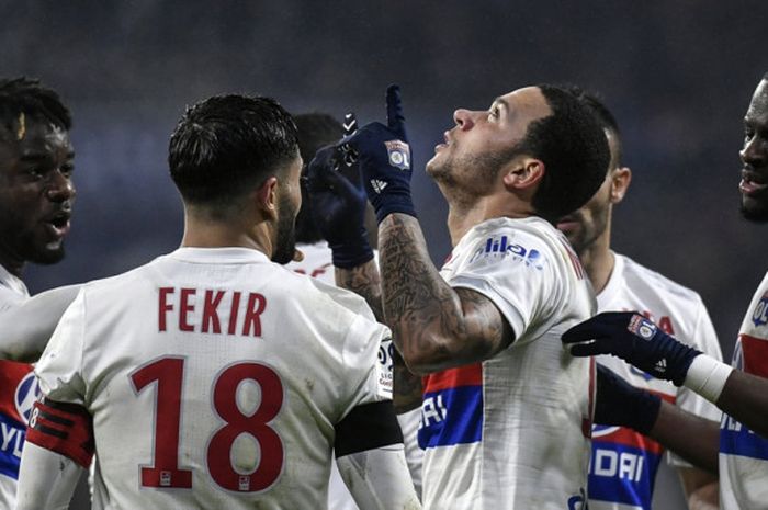  Pemain Olympique Lyon, Memphis Depay (tengah), merayakan gol yang dia cetak ke gawang Paris Saint-Germain dalam laga Liga Prancis di Stadion Groupama, Decines-Charpieu, pada 21 Januari 2018. 