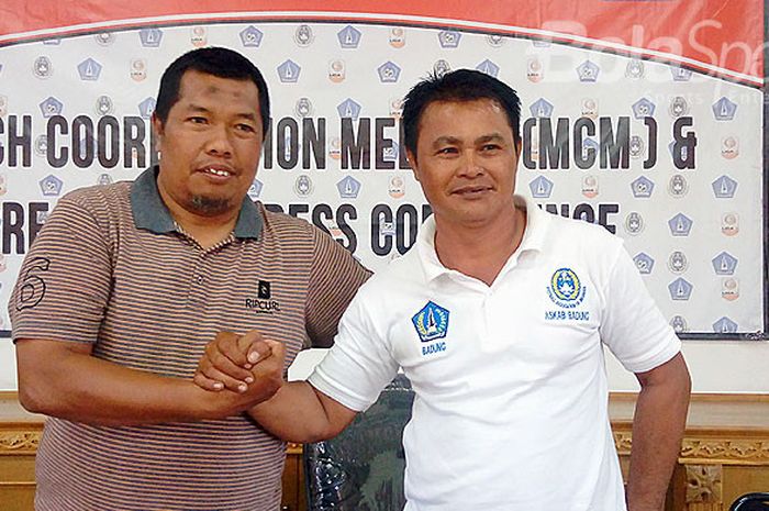 Pelatih Persekam Metro FC, Mahmudiono (kiri) berjabat tangan dengan pelatih PS Badung, Nyoman Sujata (kanan) saat sesi tanya jawab dengan media di Kuta, Sabtu (12/8/2017).