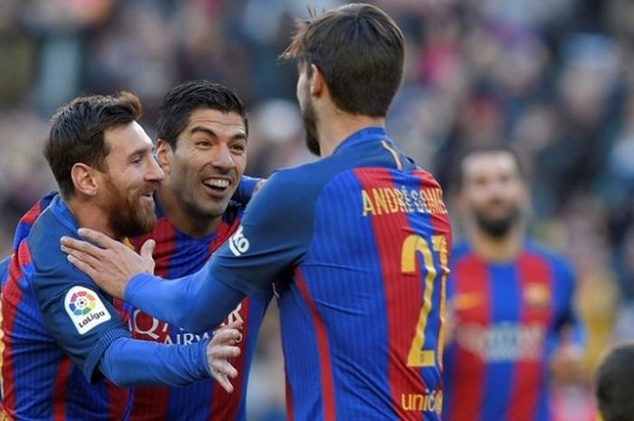 Striker Barcelona Luis Suarez (tengah) melakukan selebrasi bersama Lionel Messi (kiri) dan gelandang Andre Gomes (kanan), setelah mencetak gol ke gawang Las Palmas dalam pertandingan La Liga di Camp Nou, Barcelona, Sabtu (14/1/2017).