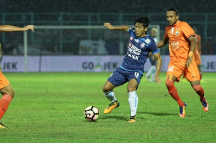 Gelandang Arema FC, Ahmad Bustomi di antara dua pmain asing Persija Jakarta, Rohit Chand (kanan) dan Bruno Lopes pada laga pekan ke-26 Liga 1 musim 2017 di Stadion Kanjuruhan, Kabupaten Malang pada Minggu (24/9/2017) malam. 