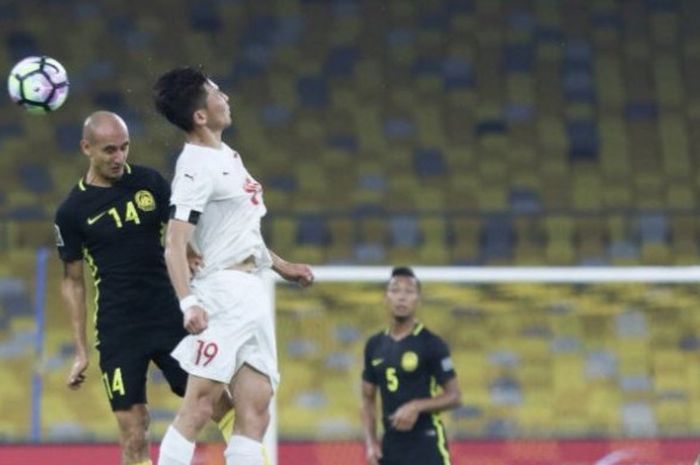 Gelandang Timnas Malaysia, Natxo Insa, saat berduel udara melawan pemain timnas Mongolia.