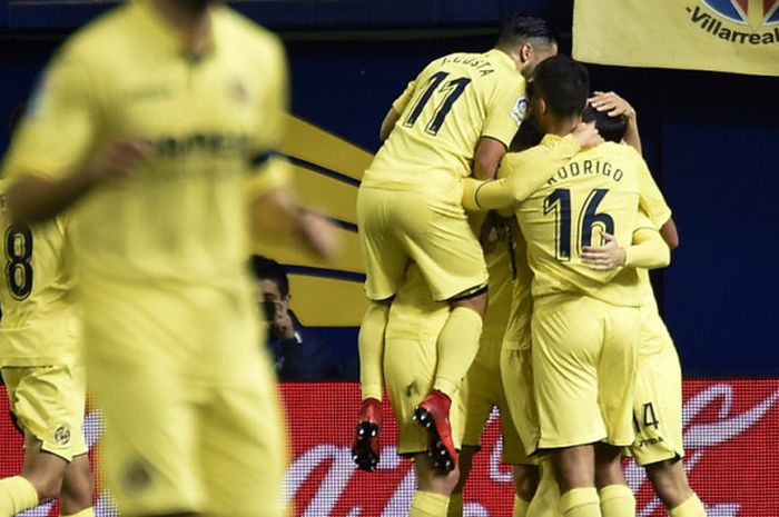 Para pemain Villarreal merayakan salah satu dari dua gol mereka ke gawang Levante dalam laga La Liga Spanyol 2017-2018 di Stadion de la Ceramica, Villarreal, Spanyol, pada Sabtu (20/1/2018).