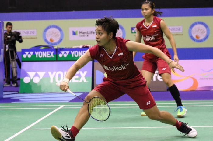 Greysia Polii/Apriyani Rahayu (depan) di semifinal Hong Kong Open 2017 saat melawan ganda putri China, Huang Dongping/Li Wenmei, di Hong Kong Coliseum, Kowloon pada Sabtu (25/11/2017).