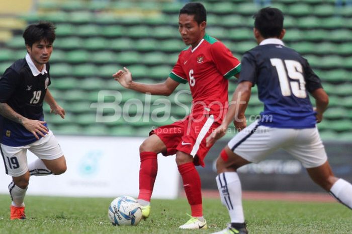 Aksi Evan Dimas pada laga timnas Indonesia vs Kamboja, Kamis (24/8/2017). 