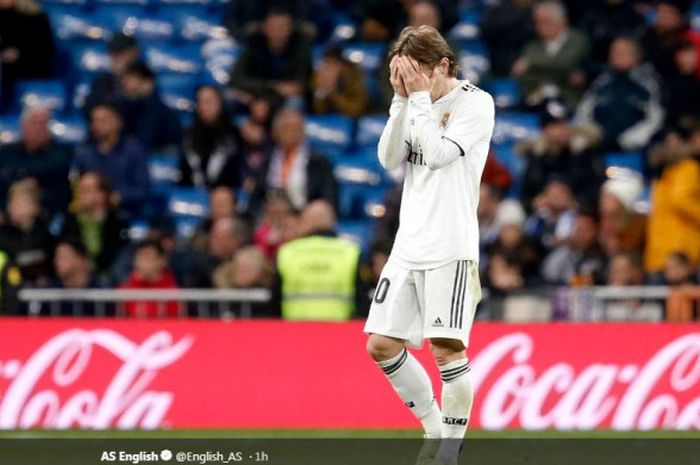 Luka Modric tertunduk lesu dalam partai di mana Real Madrid dikalahkan Real Sociedad dalam lanjutan Liga Spanyol di Santiago Bernabeu, Madrid, 6 Januari 2019.