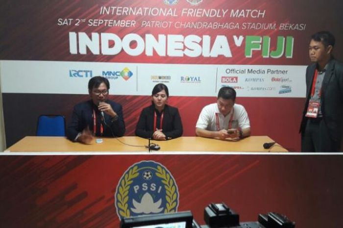 Security Officer, Nugroho Setiawan (kiri) bersama Sekjen PSSI, Ratu Tisha (dua dari kiri) dalam jumpa pers terkait insiden ledakan petasan yang memakan korban jiwa saat Indonesia vs Fiji di Stadion Patriot Candrabhaga, Kota Bekasi, Sabtu (2/9/2017) petang. 