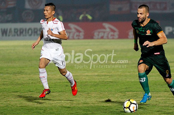 Penyerang PS Tira, Aleksandar Rakic (kanan), dikawal bek Persija Jakarta, Ismed Sofyan, dalam laga pekan ke-13 Liga 1 2018 di Stadion Sultan Agung, Bantul, DI Yogyakarta, Jumat (8/6/2018) malam.