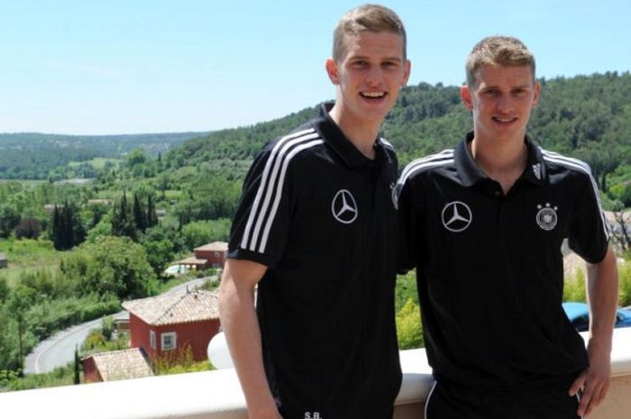 Lars Bender (kanan) dan Sven Bender berpose pada sesi interviu menjelang jumpa pers pralaga timnas Jerman di Piala Eropa 2012 di Nice, 23 Mei 2012.