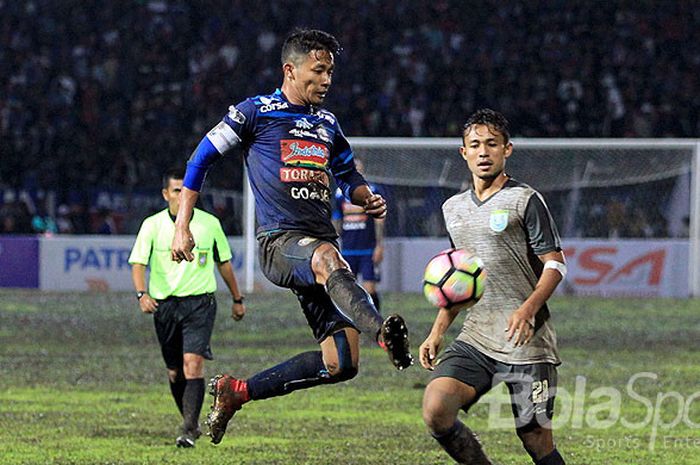 Aksi kapten tim Arema FC, Dendi Santoso (kiri), saat mengontrol bola mendapat pengawalan dari pemain Persela, Satria Rustiawan, dalam laga Grup E Piala Presiden 2018 di Stadion Gajayana Malang, Jawa Timur, Sabtu (20/01/2018) malam. 