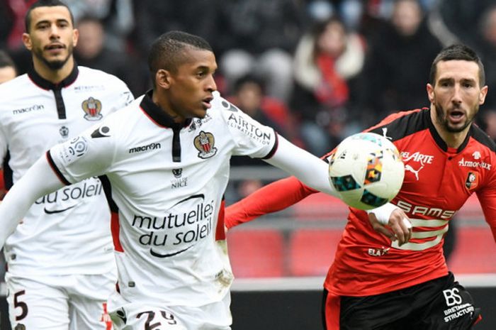 Aksi bek sayap Nice, Dalbert Henrique (tengah), berduel dengan pemain Rennes, Morgan Amalfitano (kanan), dalam pertandingan Liga Prancis 2016-2017 di Stadion Roazhon Park, Rennes, Prancis, pada 12 Februari 2017.