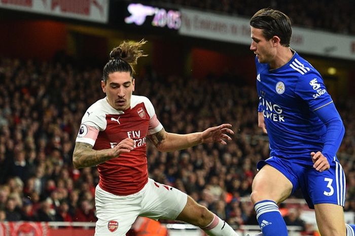 Bek Arsenal, Hector Bellerin (kiri), berduel dengan bek Leicester City, Ben Chilwell, dalam laga Lig