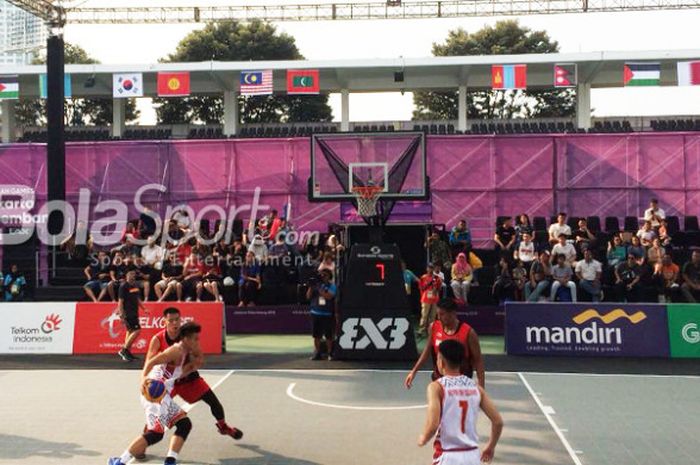 Tim basket 3x3 putra Indonesia menghadapi Vietnam di Tennis Outdoor Gelora Bung Karno (GBK), Senayan, Jakarta, Selasa (21/8/2018).