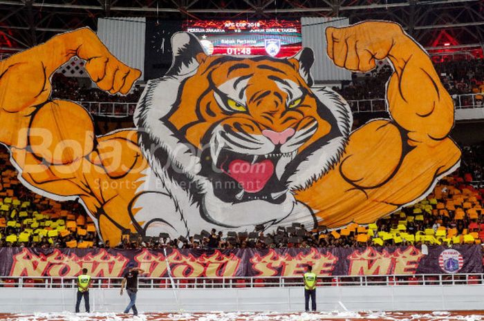      Koreografi pendukung Persija Jakarta atau The Jakmania dalam pertandingan kelima Grup H Piala AFC 2018 melawan Johor Darul Takzim di Stadion Utama Gelora Bung Karno, Selasa (10/4/2018).         