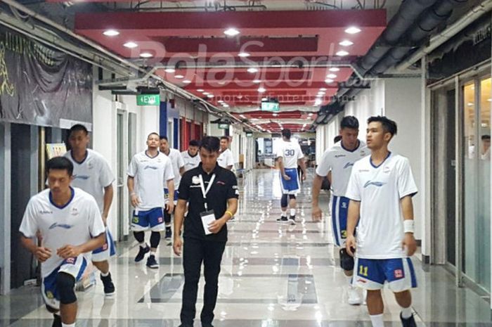 Satria Muda Jakarta  sedang melakukan pemanasan jelang laga menghadapi Siliwangi Bandung di BritAma Arena, Kelapa Gading, Jakarta, Selasa (7/11/2017)