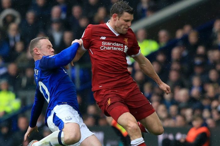 Penyerang Everton, Wayne Rooney, berusaha merebut bola dari bek sayap Liverpool, James Milner, pada laga pekan ke-33 Liga Inggris di Goodison Park, Sabtu (7/4/2018) malam WIB.