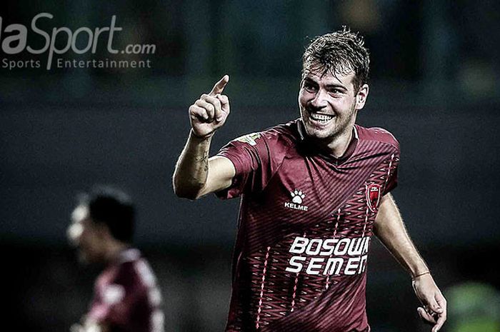  Pemain Tengah PSM Makassar, Willem Jan Pluim, melakukan selebrasi seusai mencetak gol ke gawang Bhayangkara FC dalam pekan ke-30 Liga 1 2017 di Stadion Patriot Candrabhaga, Bekasi, Jawa Barat, Kamis (19/10/2017) malam 