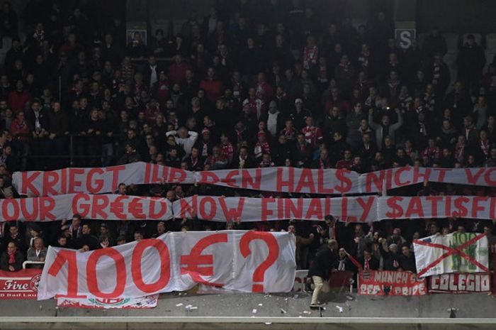 Para pendukung Bayern Muenchen melakukan protes di sela-sela pertandingan Liga Champions Grup B menghadapi Anderlecht di Stadion Constant Vanden Stock, Brussel, Belgia, pada Rabu (22/11/2017).