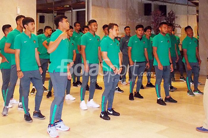 Wakil Ketua Umum PSSI Joko Driyono (kanan) berbicara dengan pemain Timnas U-19 Indonesia dalam acara pelepasan yang berlangsung Jumat (27/10/2017) sore di kawasan Green Forest, Parongpong, Kabupaten Bandung Barat.