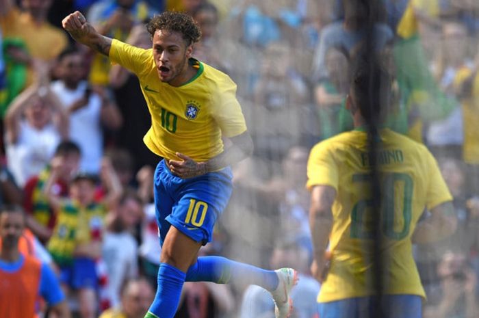 Penyerang Brasil, Neymar, merayakan golnya dalam laga persahabatan kontra Kroasia di Stadion Anfield, Liverpool, Inggris pada 3 Juni 2018.