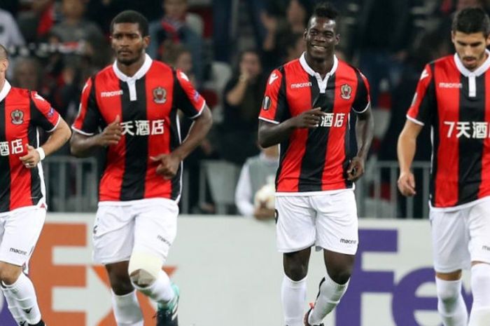 Striker OGC Nice, Mario Balotelli (kedua dari kanan), tersenyum merayakan gol ke gawang Lazio dalam partai Liga Europa di Stadion Allianz Riviera, Nice, 19 Oktober 2017.