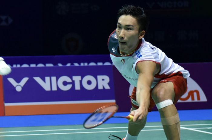 Pebulu tangkis tunggal putra Jepang, Kento Momota, saat menjalani pertandingan melawan Shi Yuqi (China) pada babak semifinal turnamen China Open 2018 di Olympic Sports Center Xincheng Gymnasium, Changzhou, Sabtu (22/9/2018).