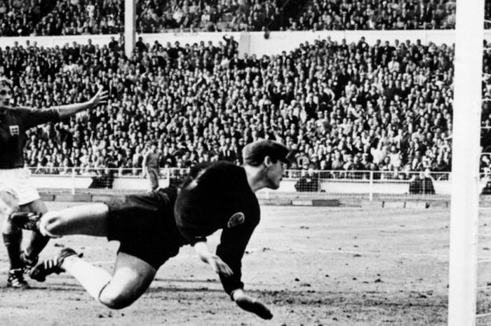 Hans Tilkowski menatap bola yang memantul di garis gawang Jerman Barat hasil sepakan Geoff Hurst di laga final Piala Dunia, 30 Juli 1966.