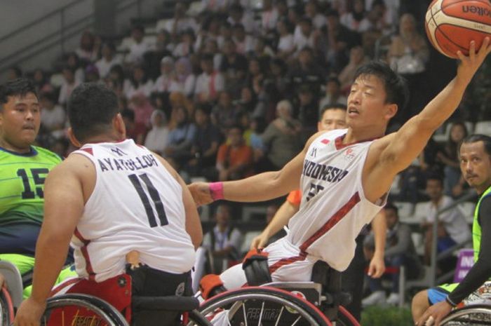 Aksi timnas bola basket kursi roda Indonesia melawan Malaysia di Indonesia Para Games Invitational Tournament yang belangsung di Hall Basket Gelora Bung Karno (GBK), Minggu (1/7/2018).