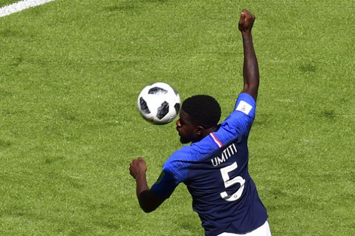 Bek Prancis, Samuel Umtiti, saat berlaga melawan Australia di laga pembuka Grup C Piala Dunia 2018 di Kazan Arena, Kazan, 16 Juni 2018. 