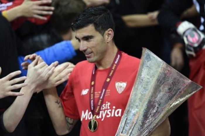 Kapten Sevilla, Jose Antonio Reyes, saat menjadi juara Liga Europa.