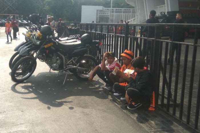 Sejumlah The Jakmania sudah hadir di Stadion Utama Gelora Bung Karno jelang pertandingan Persija Jakarta Vs Tampines Rovers, pada Selasa (28/2/2018). 