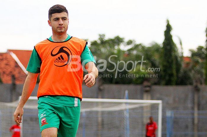 Mantan kapten Timnas Tajikistan, Nuridin Davronov, mengikuti sesi latihan perdana bersama Madura Uni