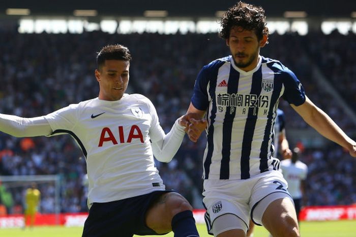 Gelandang Tottenham Hotspur, Erik Lamela (kiri), berduel dengan gelandang West Bromwich Albion, Jake Livermore, dalam lanjutan Liga Inggris di The Hawthorns Stadium, Sabtu (5/5/2018).