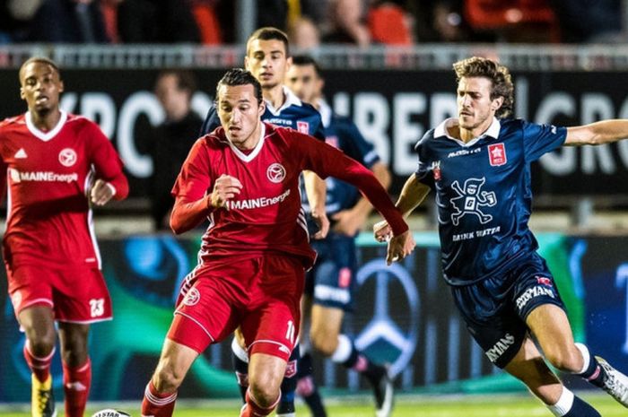 Striker Almere City asal Indonesia, Ezra Walian (tengah), beraksi dalam laga Eerste Divisie atau kasta kedua Liga Belanda kontra MVV Maastricht di Stadion Yanmar, Almere, pada 6 Oktober 2017.