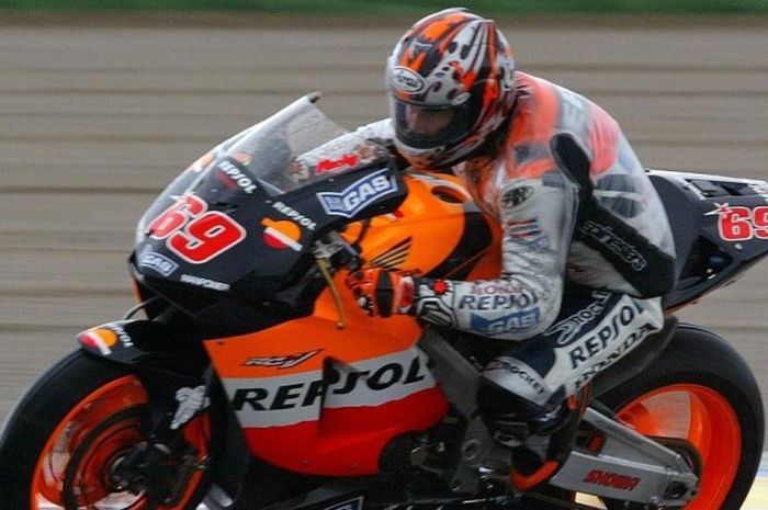 Pebalap MotoGP asal Amerika Serikat, Nicky Hayden, memacu motor Honda saat menjalani sesi latihan bebas GP Valencia di Sirkuit Cheste, Valencia, Spanyol, 31 October 2003.