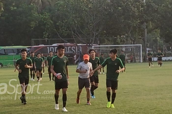  Suasana latihan timnas U-19 Indonesia di Lapangan ABC, Senayan, Jakarta, Jumat (19/10/2018). 