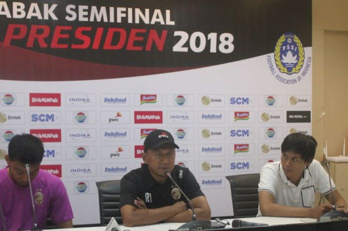 Pelatih Sriwijaya FC, Rahmad Darmawan, berbicara kepada awak media jelang laga semifinal leg pertama Piala Presiden 2018 kontra Bali United, Sabtu (10/2/2018).